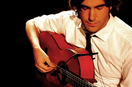 Nežinomo autoriaus nuotraukoje: gitaristas iš Madrido Javier Gomez Nežinomo autoriaus nuotraukoje: gitaristas iš Madrido Javier Gomez